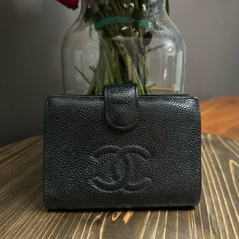 ✨SOLD✨ AUTHENTIC CHANEL CAVIAR COMPACT WALLET on chain